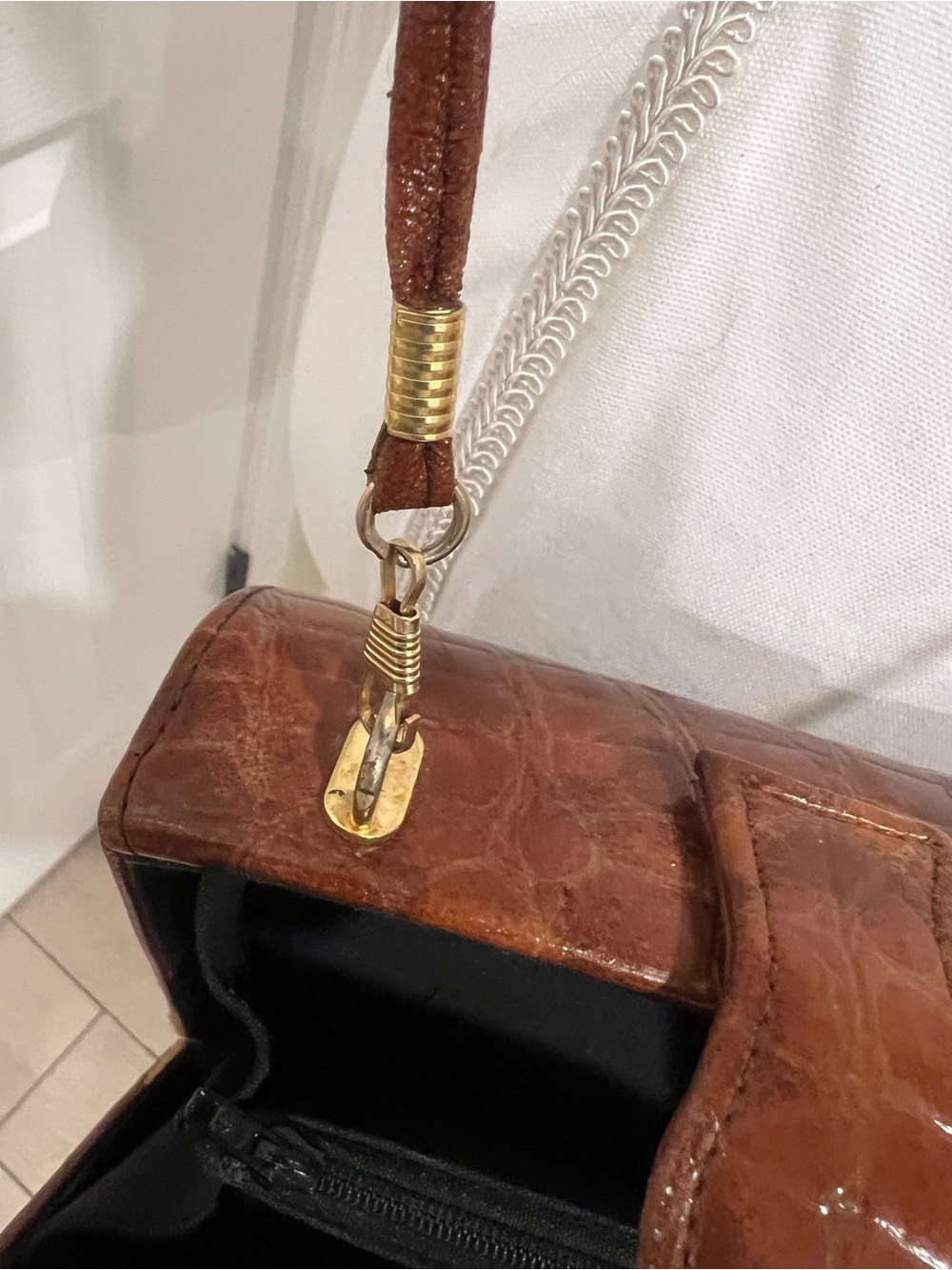 Vintage 1950’s 1960’s Brown Leather Croc-Embossed Barrel Purse adjustable strap - Picture 3 of 13